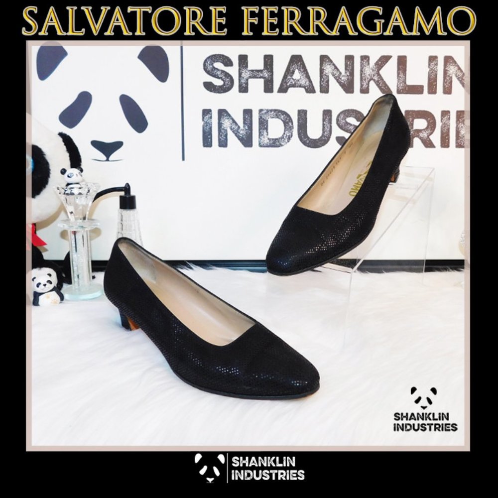 🤍🐼SALVATORE FERRAGAMO🐼🤍 Stamped Suede Heels SZ 9 AA